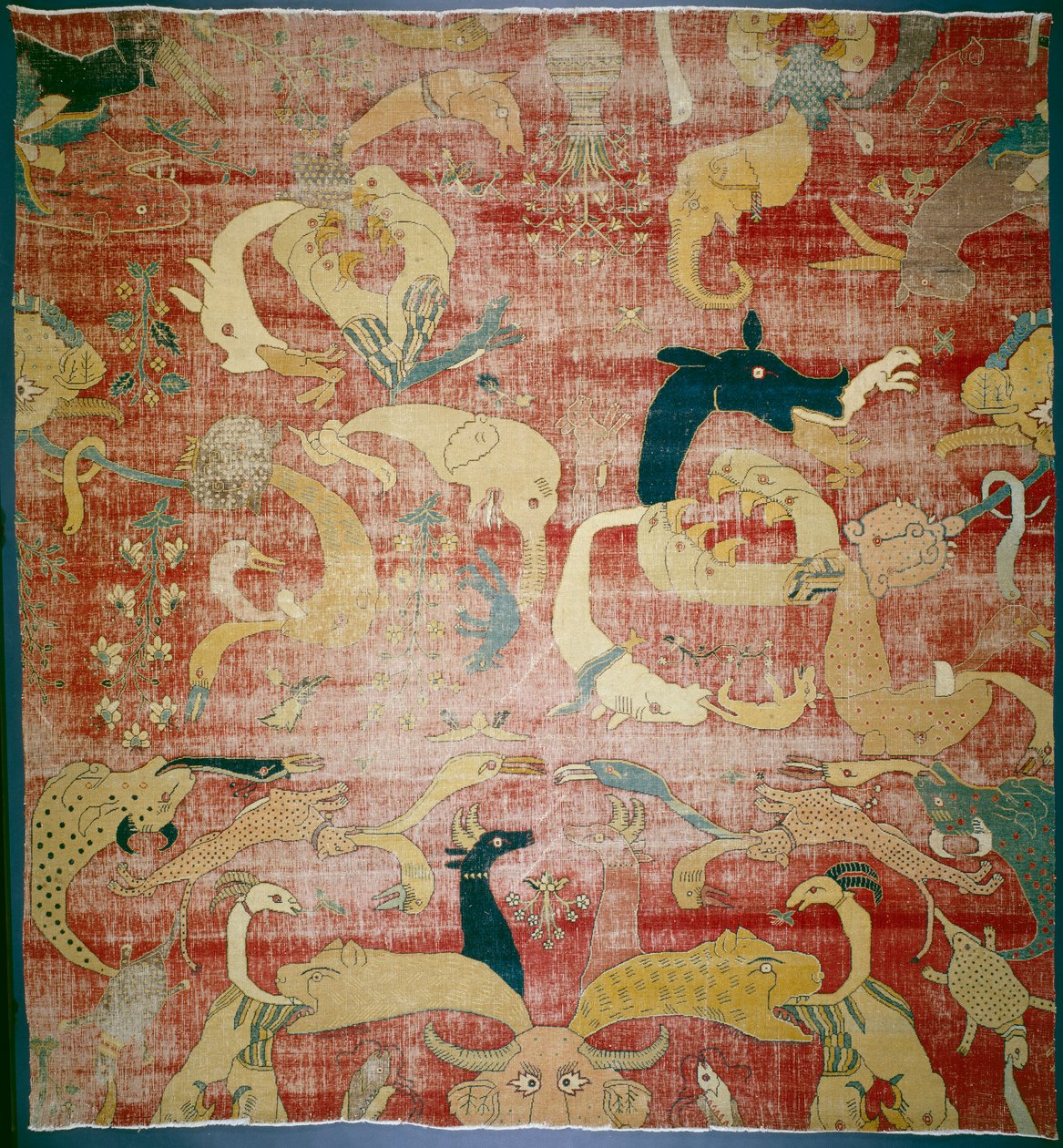 红地上的梦幻动物地毯的一部分，莫卧儿，c.158085（棉和羊毛堆） 作者 印度学校