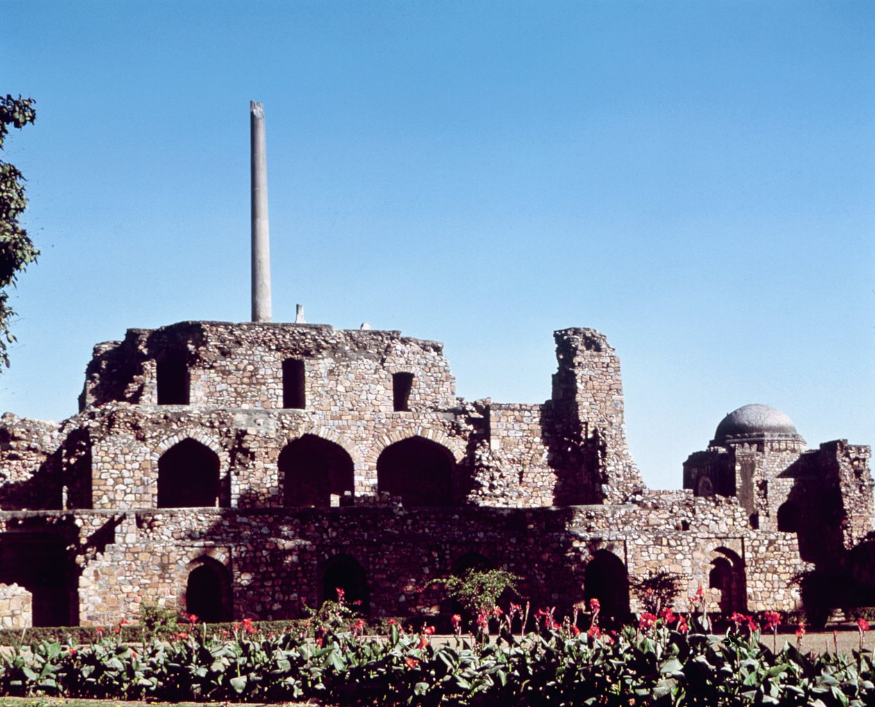由Firuz Shah Tughluq（1351-88）建立的城堡Kotla Firuz Shah的废墟 作者 印度学校