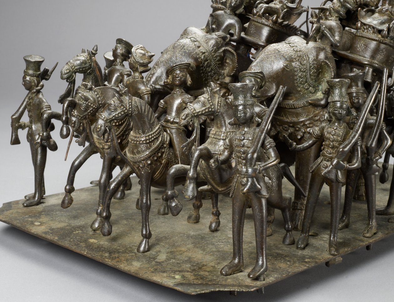 The cavalcade of the King of Oudh riding with the British Resident on elephants, c.1820 (bronze) (detail of 119069) 作者 印度学校