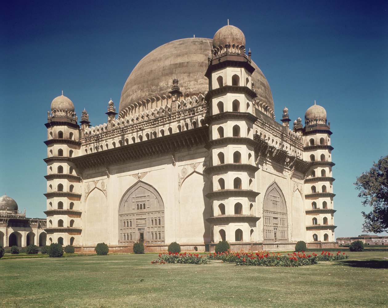 观看Gol Gumbaz，陵墓到Mohammed Adil Shah II（1627-57）建于1659年 作者 印度学校