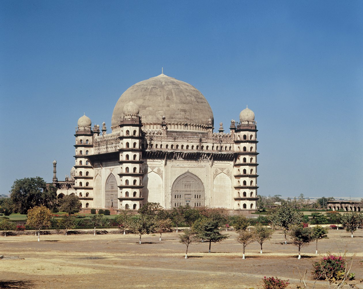 观看Gol Gumbaz，陵墓到Mohammed Adil Shah II（1627-57）建于1659年 作者 印度学校