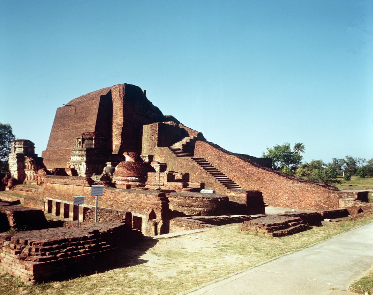 Site III的主要寺庙的视图，320-350 作者 印度学校
