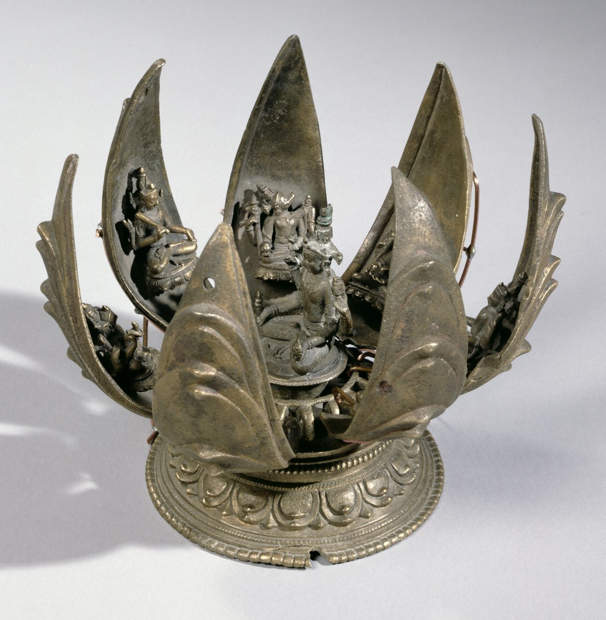 毗湿奴与莲花被他的化身围绕在铰链花瓣上，东印度，约 1200 年（青铜） 作者 印度学校
