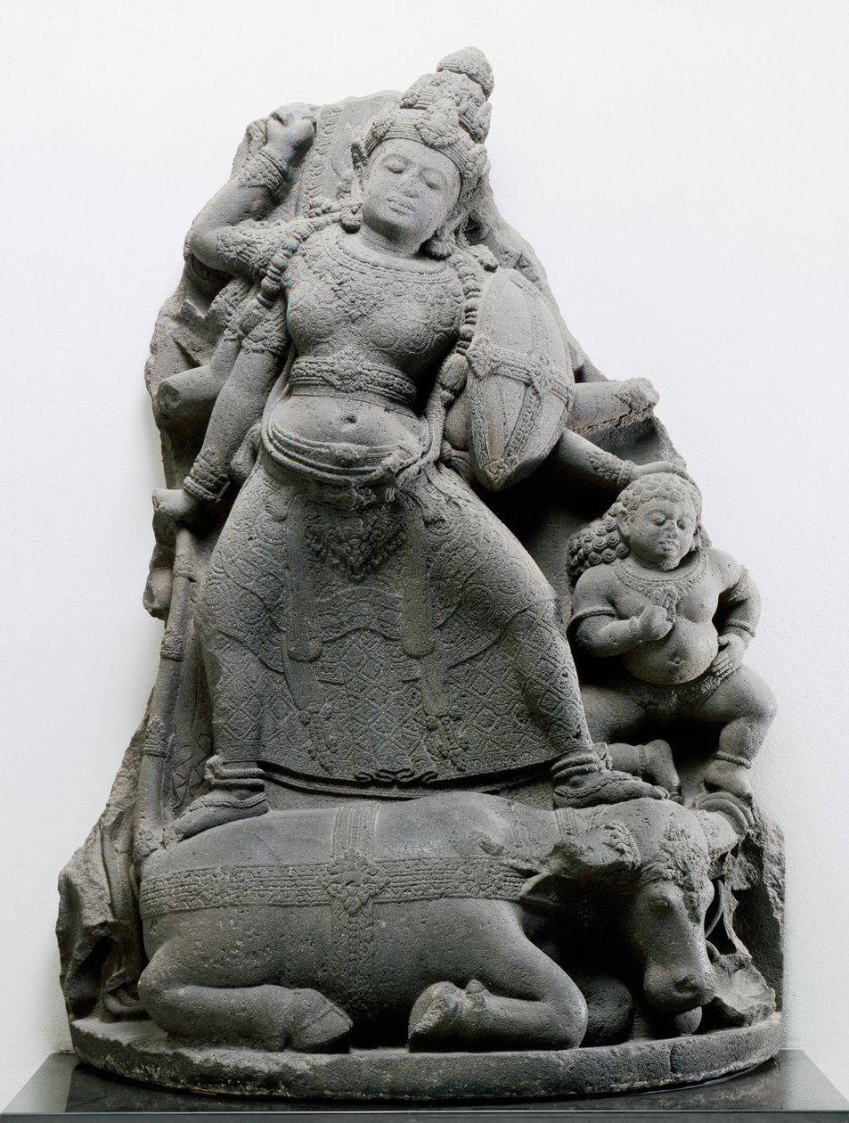 杜尔加杀害Mahisa，c.1300（火山石） 作者 印尼学校