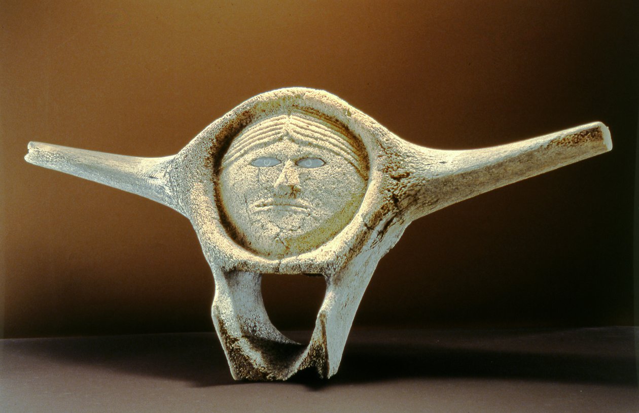 Janus Head，来自Cape Dorset（鲸鱼椎骨）（详见228681） 作者 因纽特人学校