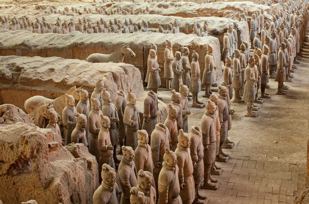 2009 年，兵马俑博物馆，1 号坑区域的各种兵马俑场景（照片） 作者 艾拉·布洛克