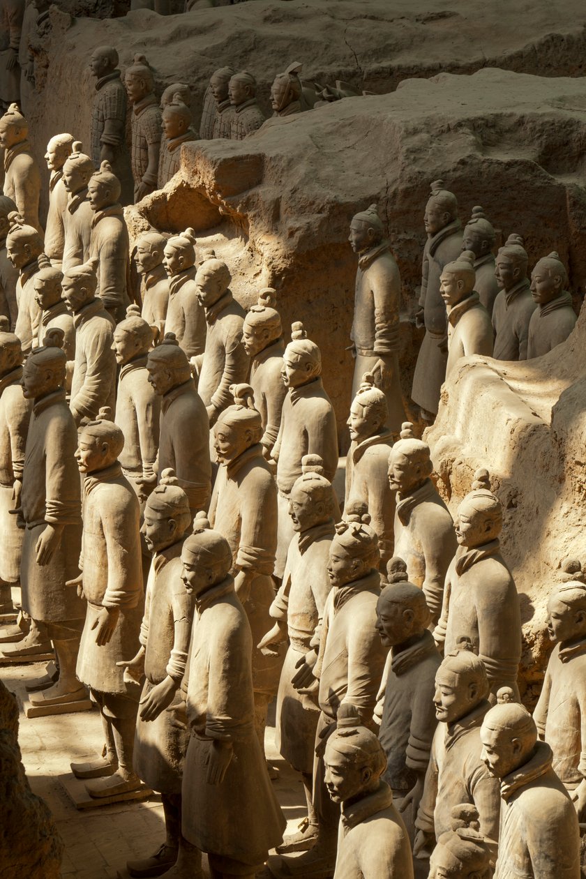 在兵马俑博物馆，1 号坑区域的各种兵马俑场景......，2009 年（照片） 作者 艾拉·布洛克