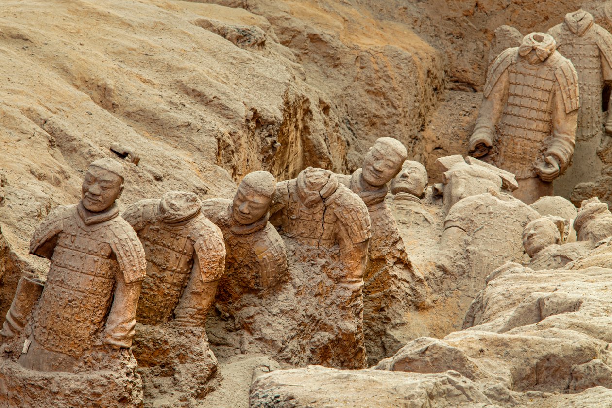 2009 年，兵马俑博物馆，1 号坑区域的各种兵马俑场景（照片） 作者 艾拉·布洛克