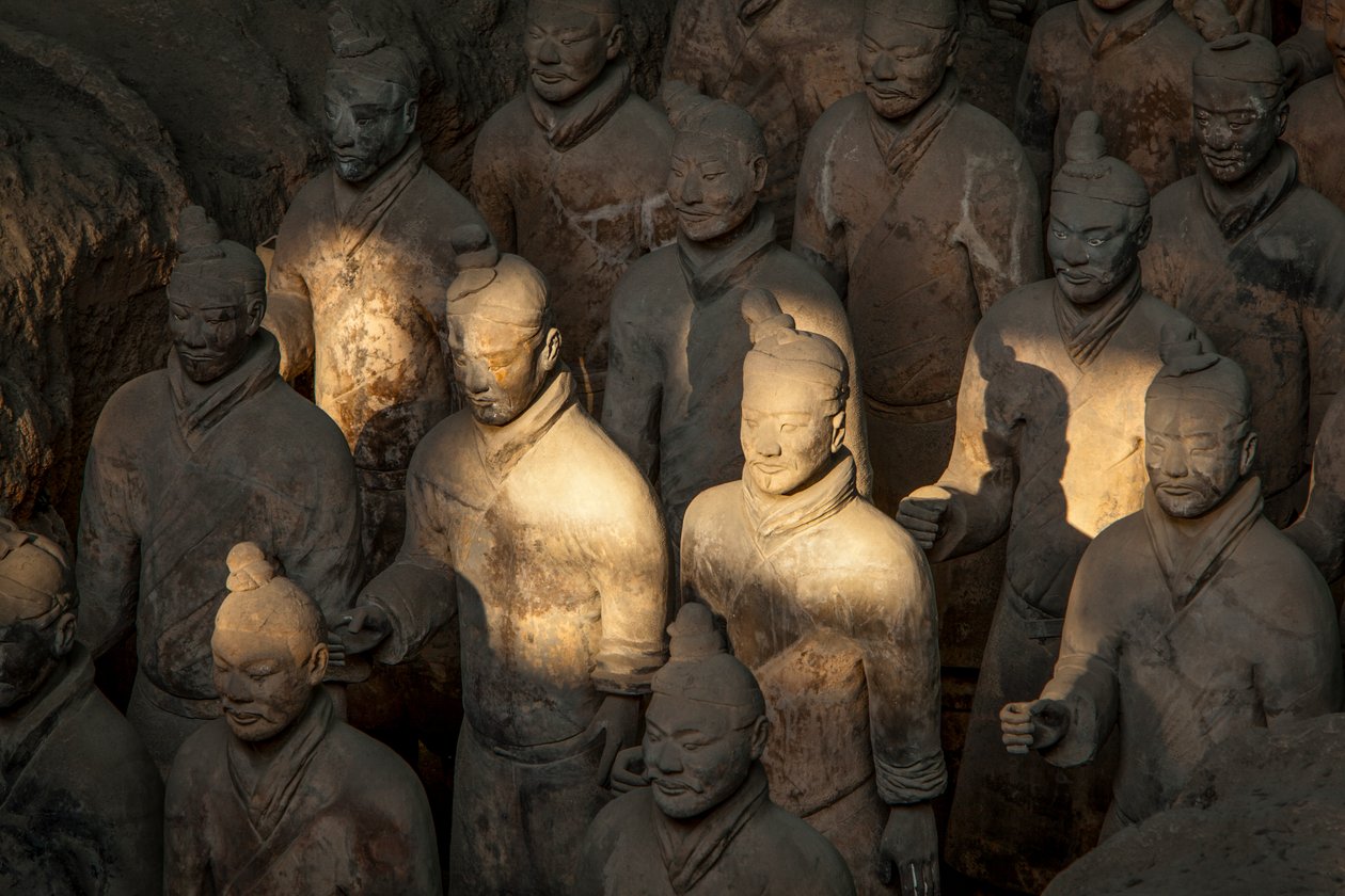 2009 年，兵马俑博物馆，1 号坑区域的各种兵马俑场景（照片） 作者 艾拉·布洛克