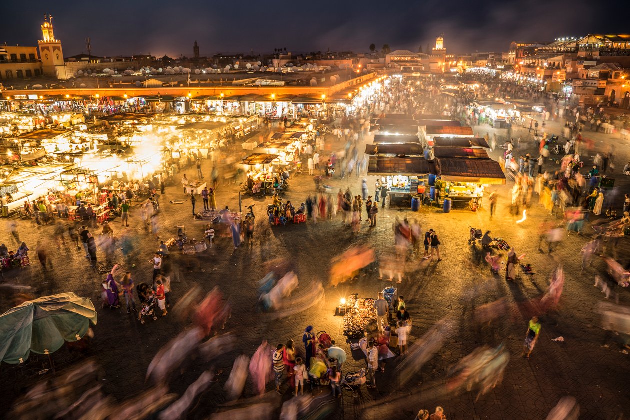 俯瞰马拉喀什麦地那的集市广场 Jemaa el-Fnaa，2014 年（照片） 作者 艾拉·布洛克