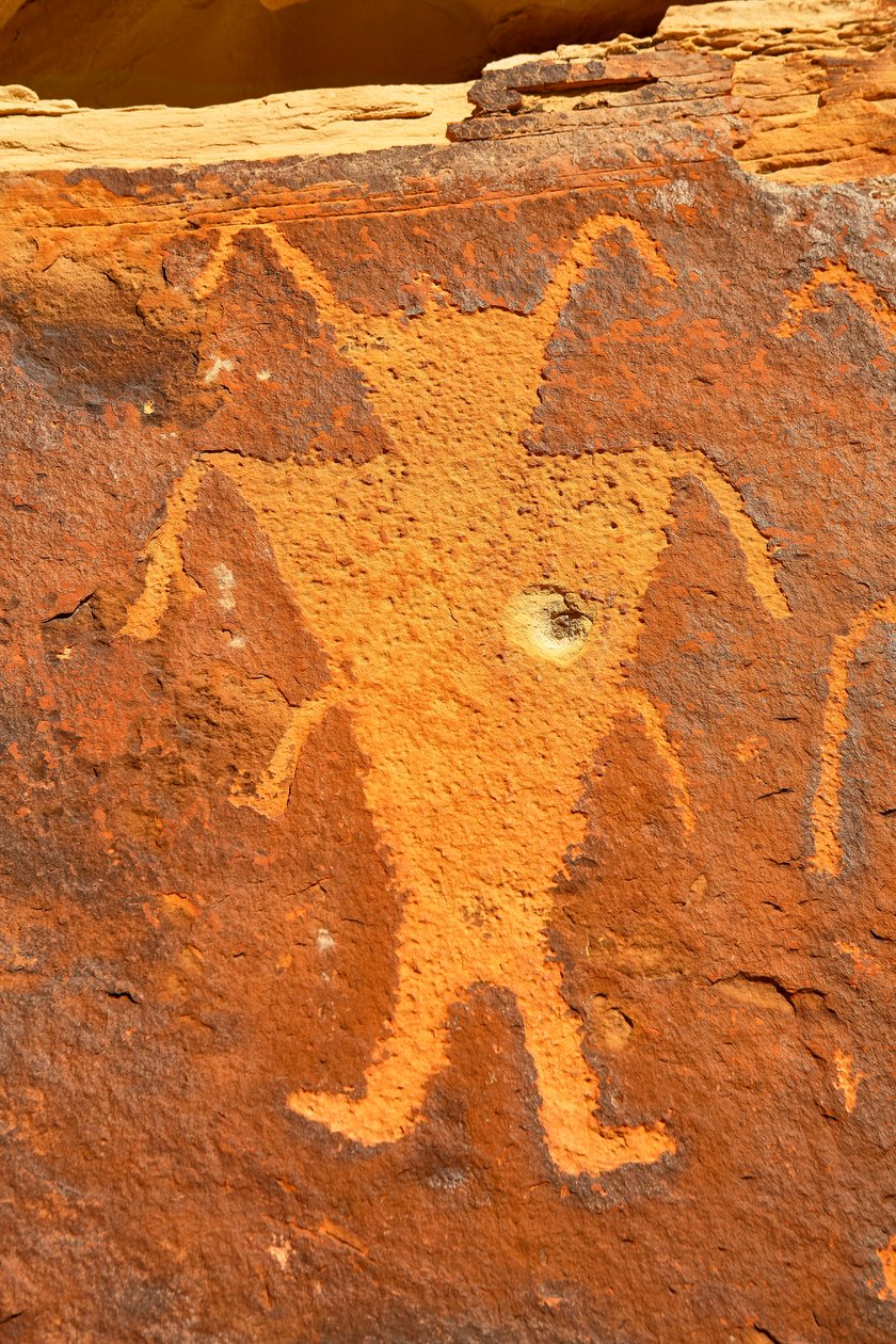 2005 年，犹他州 Vernal 附近的 McKee Springs，弗里蒙特岩画上的勇士手持战利品头像（照片）。 作者 艾拉·布洛克