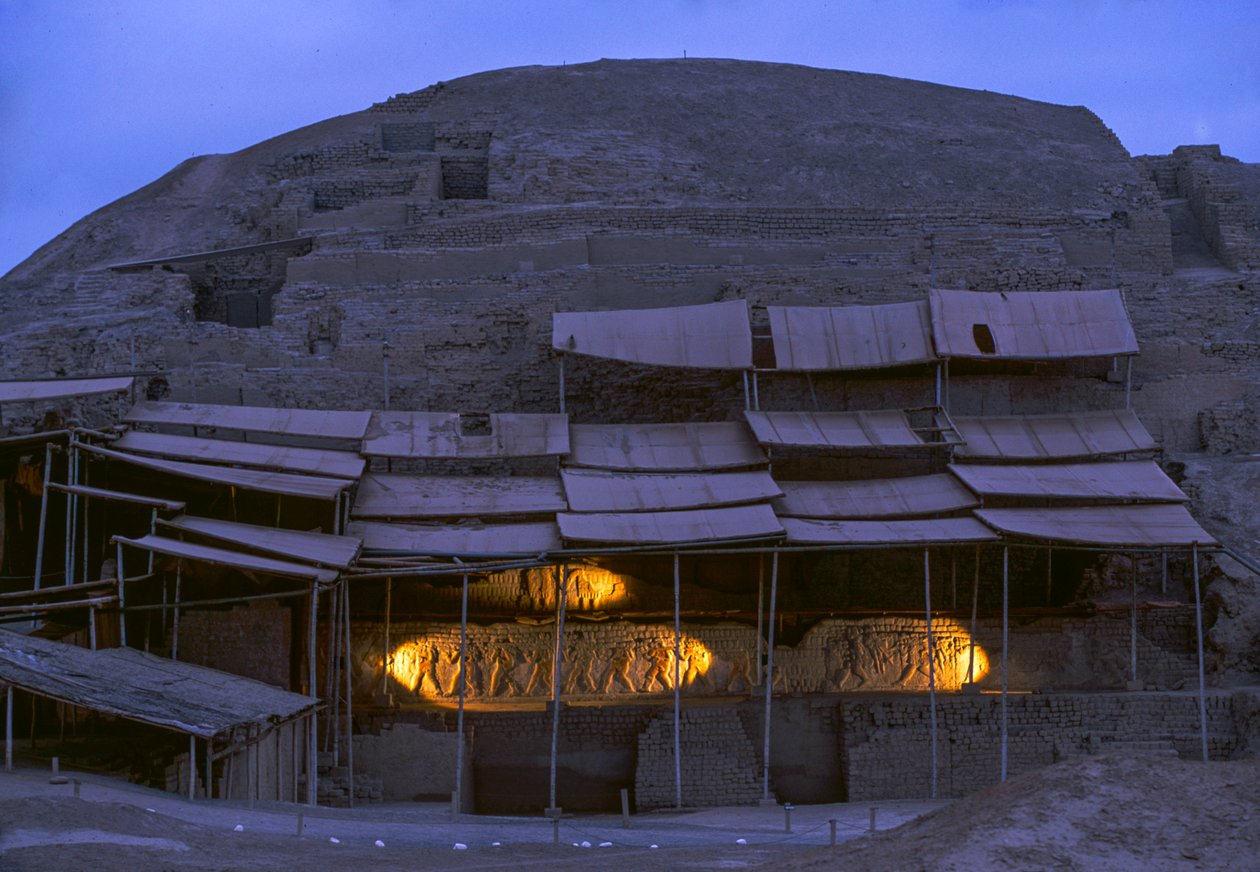 2005 年，El Brujo 的夜景，这是一个偏远的莫切文化金字塔遗址群（照片）。 作者 艾拉·布洛克