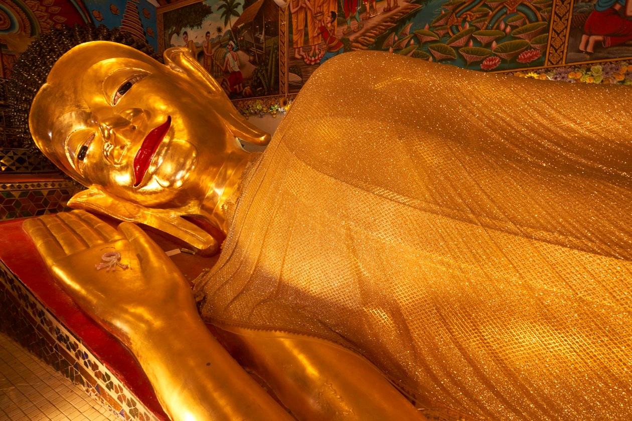 泰国清迈帕潘寺（Phra Non Mae Puka）的卧佛雕像，2019 年（照片） 作者 艾拉·布洛克