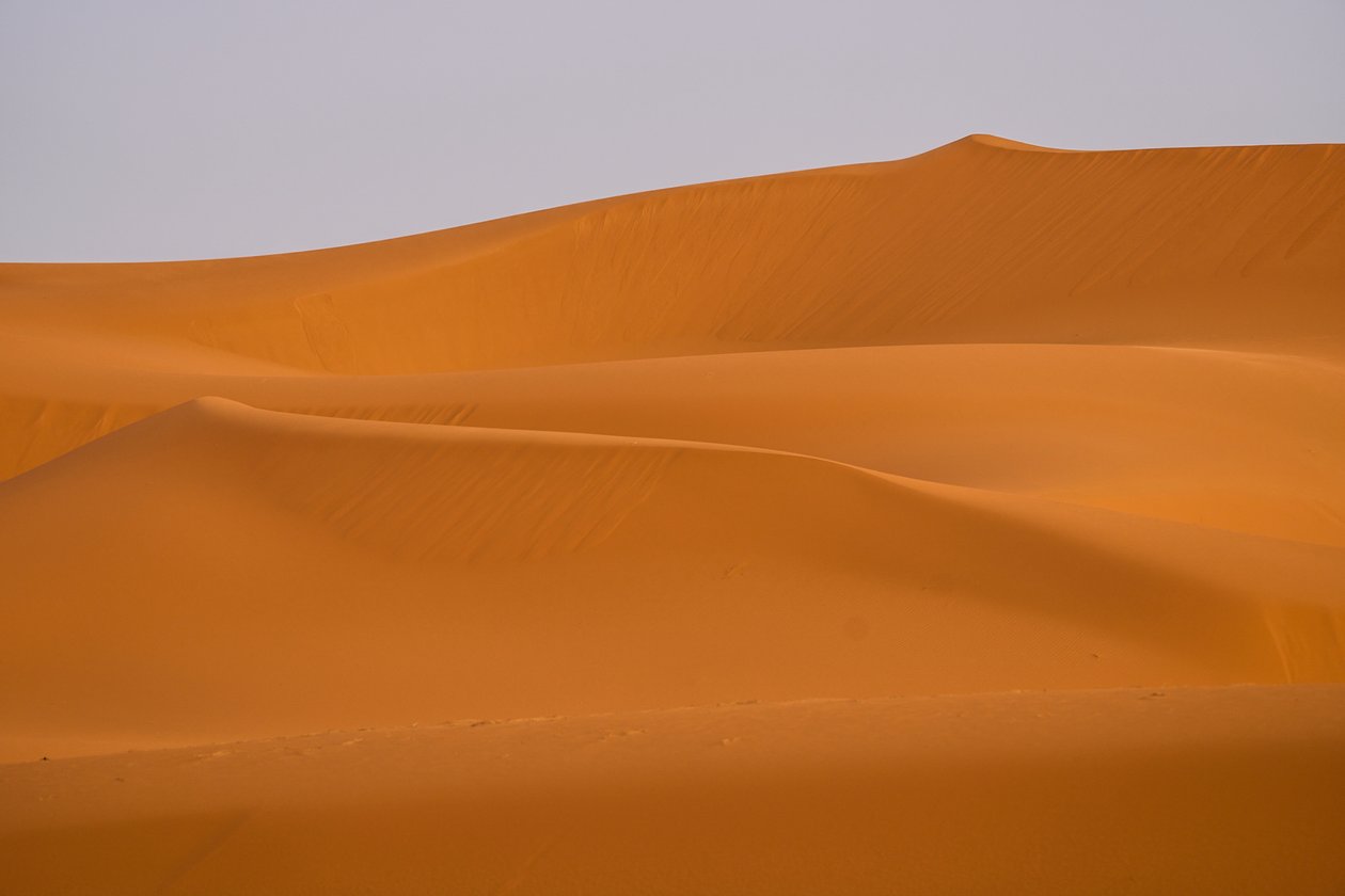 2022 年，摩洛哥撒哈拉沙漠 Ergg Chebbi 的沙丘（照片） 作者 艾拉·布洛克