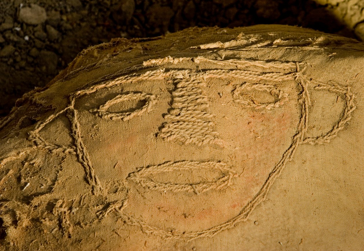 Huaca El Brujo 西南角主墓中的法尔多（即木乃伊包），2005 年（照片 作者 艾拉·布洛克