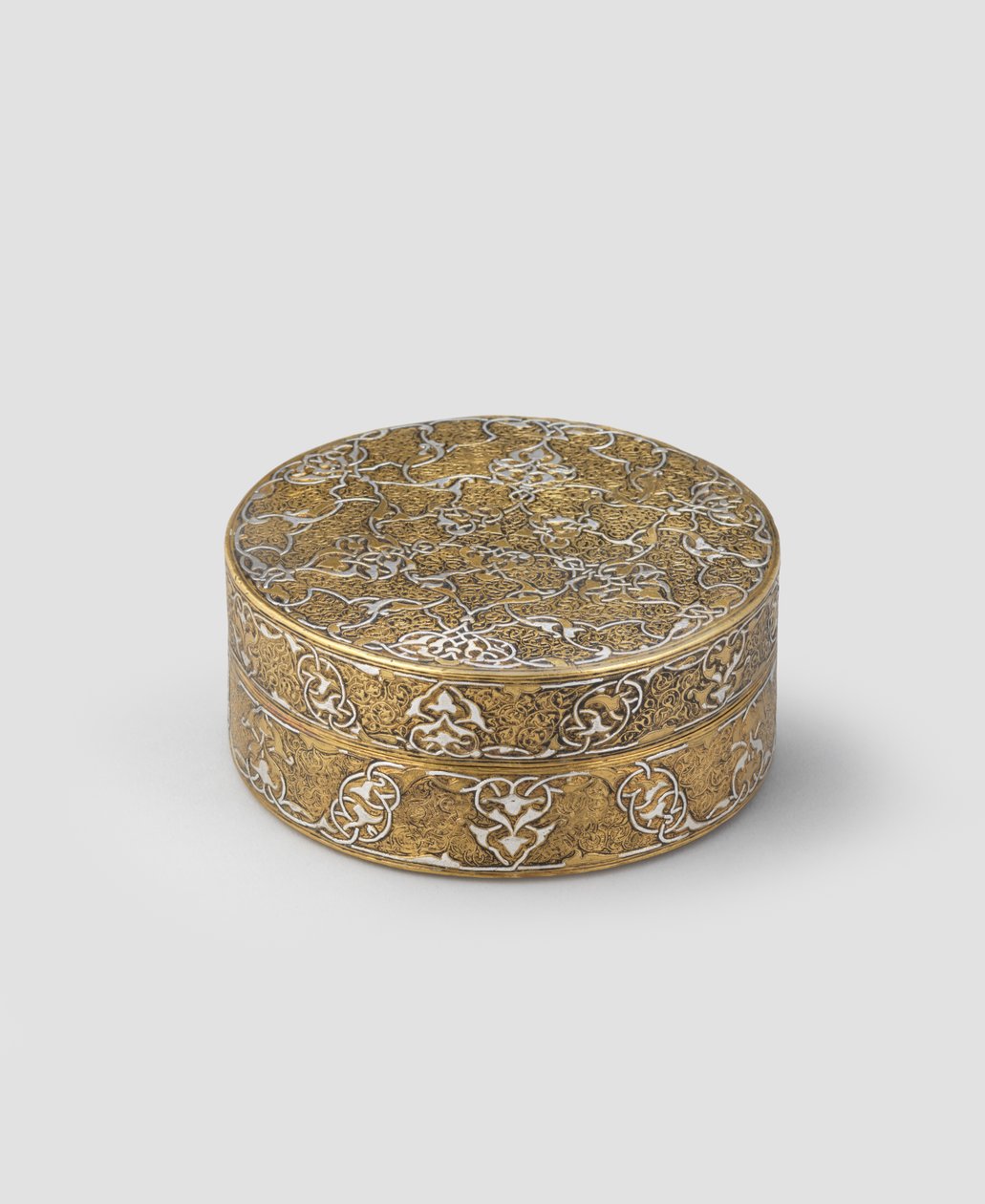 盒子，带圆柱形盖，银刻黄铜刻纹，随后镀金，并可能加上内带，1400-c.1525 作者 伊朗学校