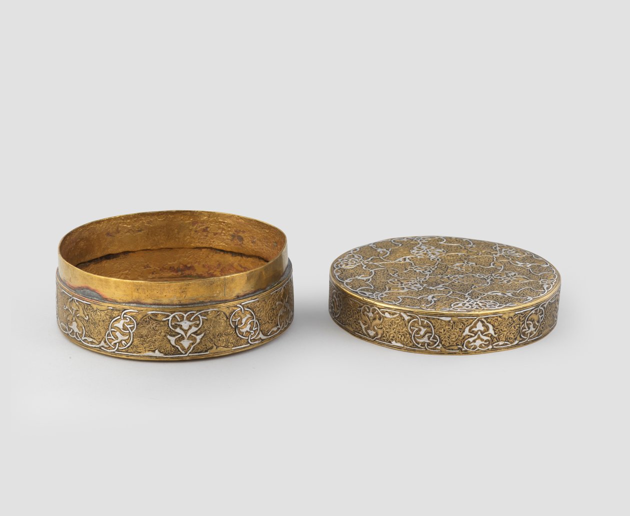 盒子，带圆柱形盖，银刻黄铜刻纹，随后镀金，并可能加上内带，1400-c.1525 作者 伊朗学校