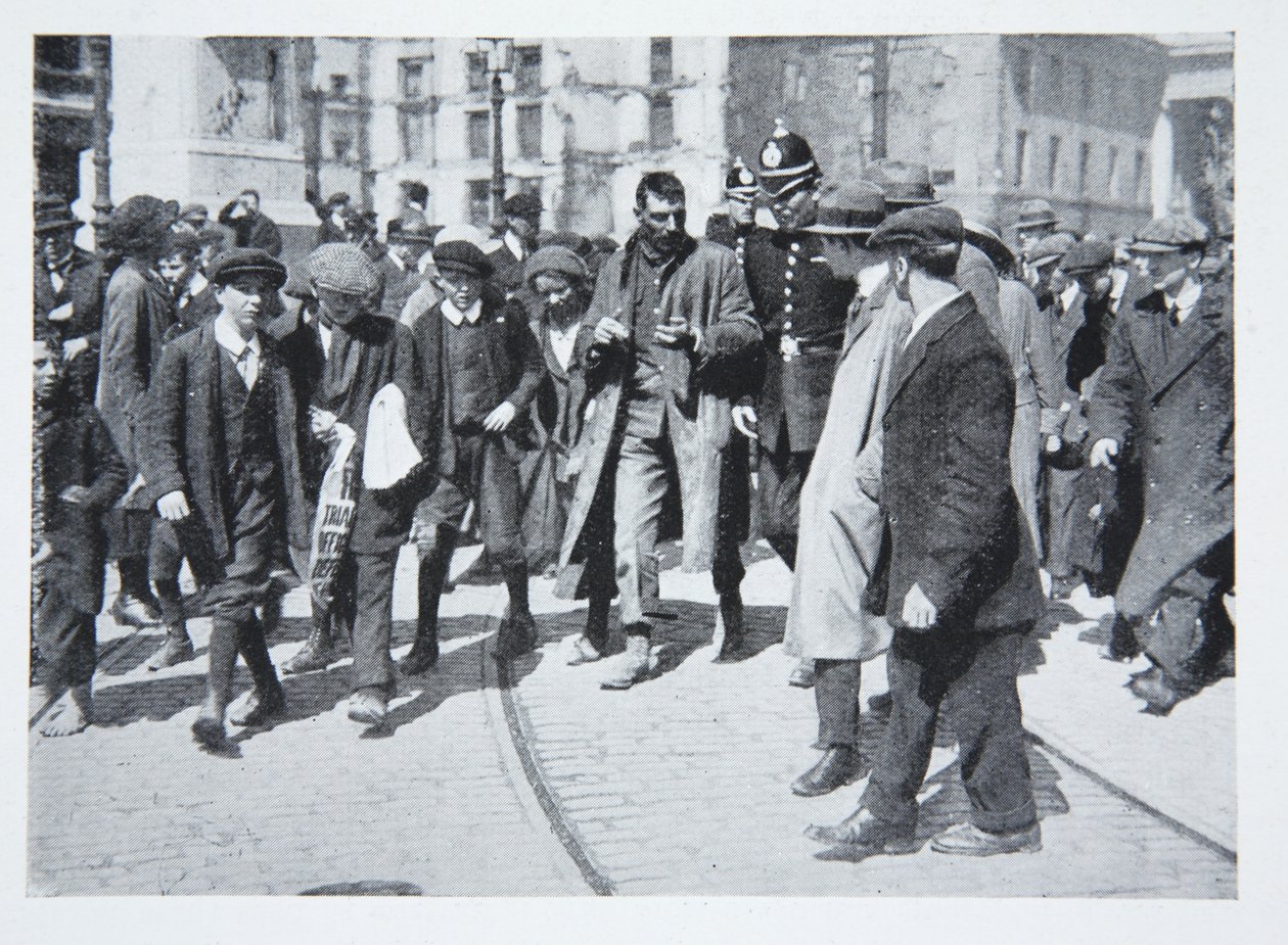 反叛期间拥挤的街道，从1916年4月在都柏林举行的Sinn Fein起义的一个插图记录 作者 爱尔兰摄影师