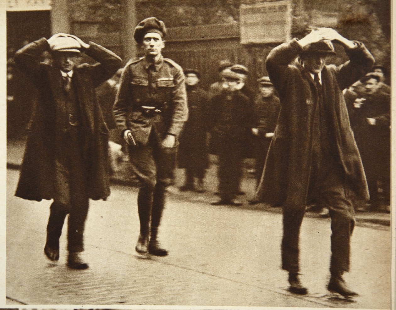 两名新芬党成员在1920年袭击都柏林劳工部办公室时被英国军队逮捕（棕褐色照片） 作者 爱尔兰摄影师
