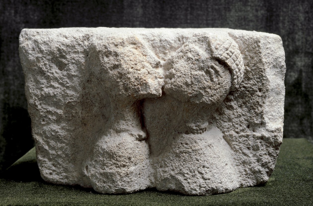 Iberic Art: the Kiss of Osuna (Beso de Osuna) High relief of limestone representing a man and a woman kissing - Iron Age II, Dim. 13,5x24x20 cm - Madrid, National Archaeological Museum - Kiss of Osuna - Limestone relief (H. 13,5x24x20 cm), 3rd century BC,  作者 铁器时代