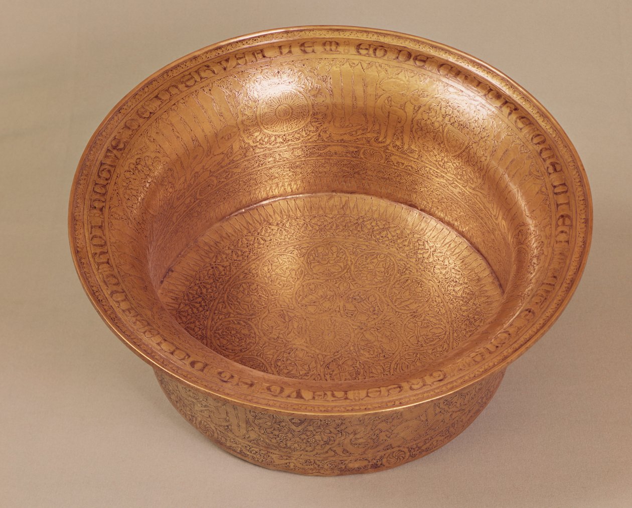盆地装饰有几何图案，动物和剧本，为Lusignan（1299-1359）休塞侬，埃及或叙利亚国王（锤锻铜和银）制作（见69540） 作者 伊斯兰学校