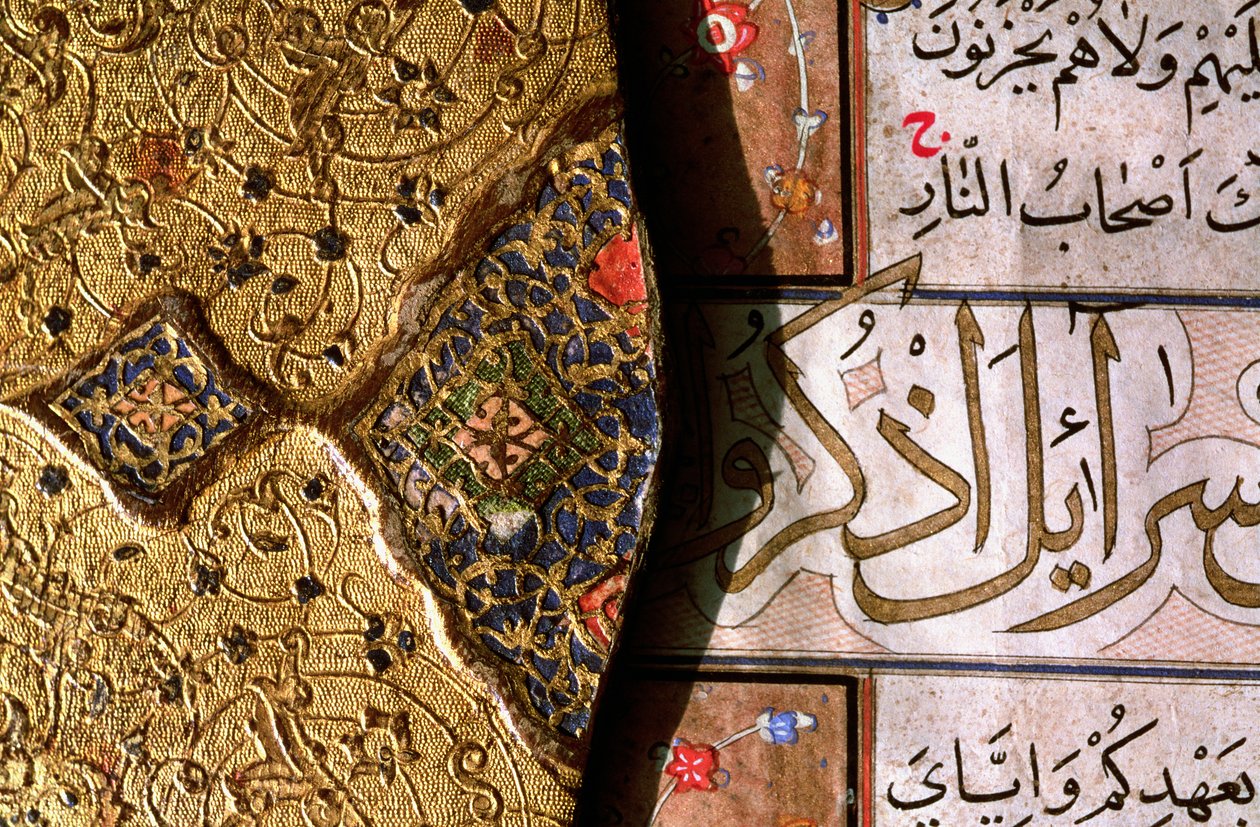 Detail of the intricate gold and lapis lazuli illuminations and arabesque designs with thulth and naskh scripts on a Koran cover 作者 伊斯兰学校