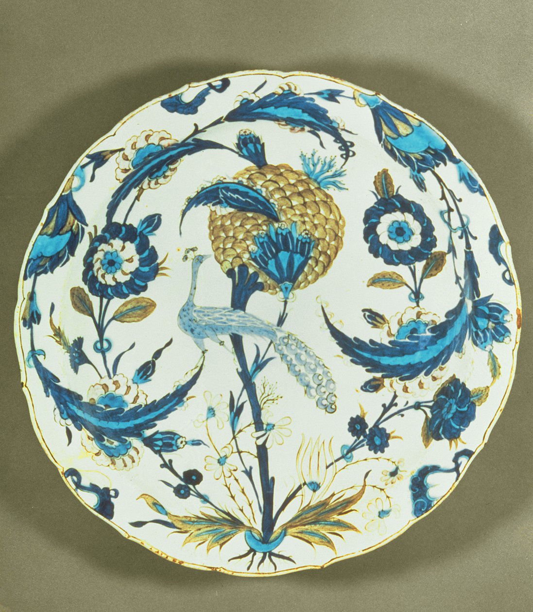 伊兹尼克菜上画着一只孔雀栖息在鲜花中，土耳其，1550-55（多彩釉下冰淇淋） 作者 伊斯兰学校