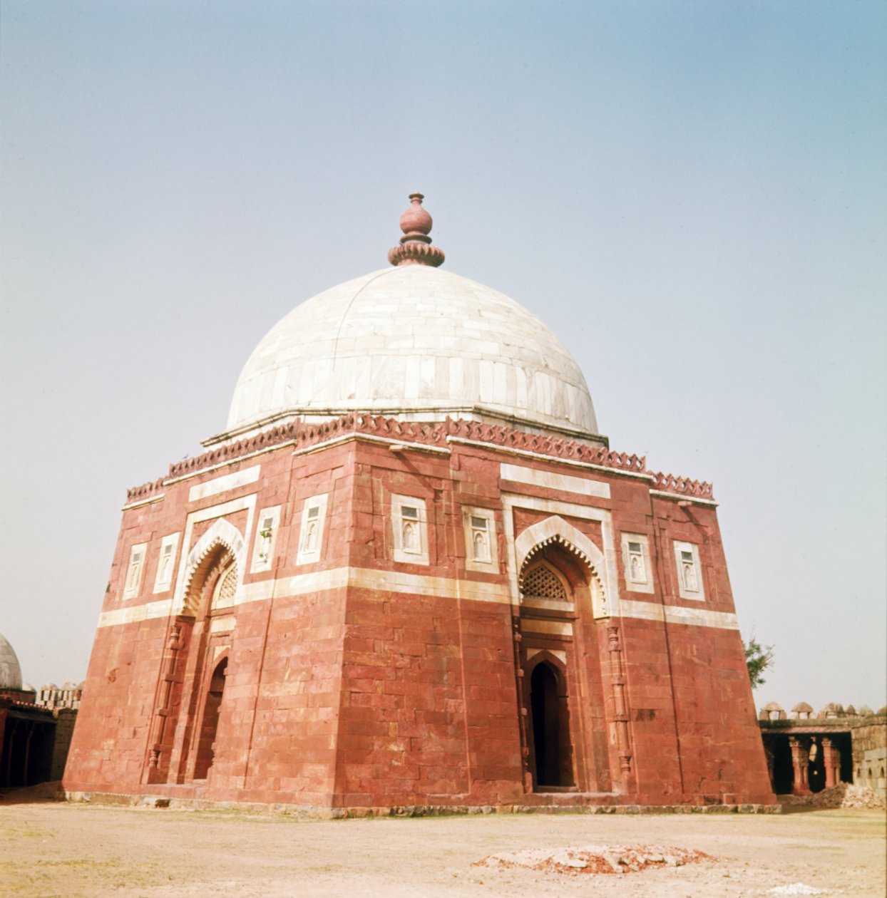 Ghiyathud-din Tughluq陵墓，Tughluqabad，1321-25 作者 伊斯兰学校