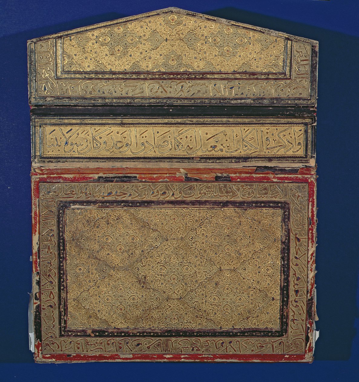 Koran表壳的外表面，镀金eslimi设计的sura 56（皮革）（见181734） 作者 伊斯兰学校