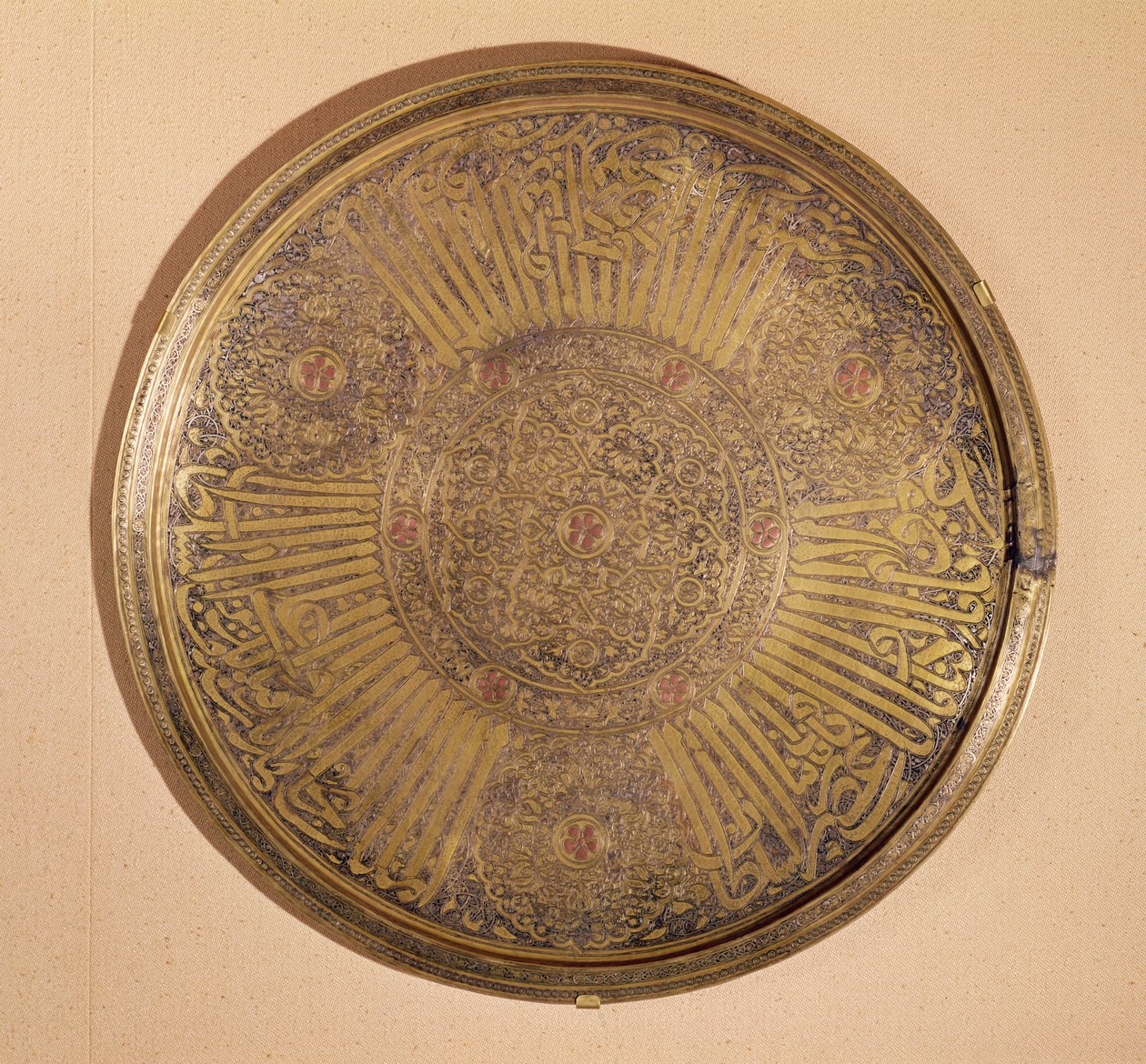 板块上写着苏丹Al-Mujahid Saif-ud-din Ali的名字（1322-63）拉苏里德王朝，也门（金属） 作者 伊斯兰学校