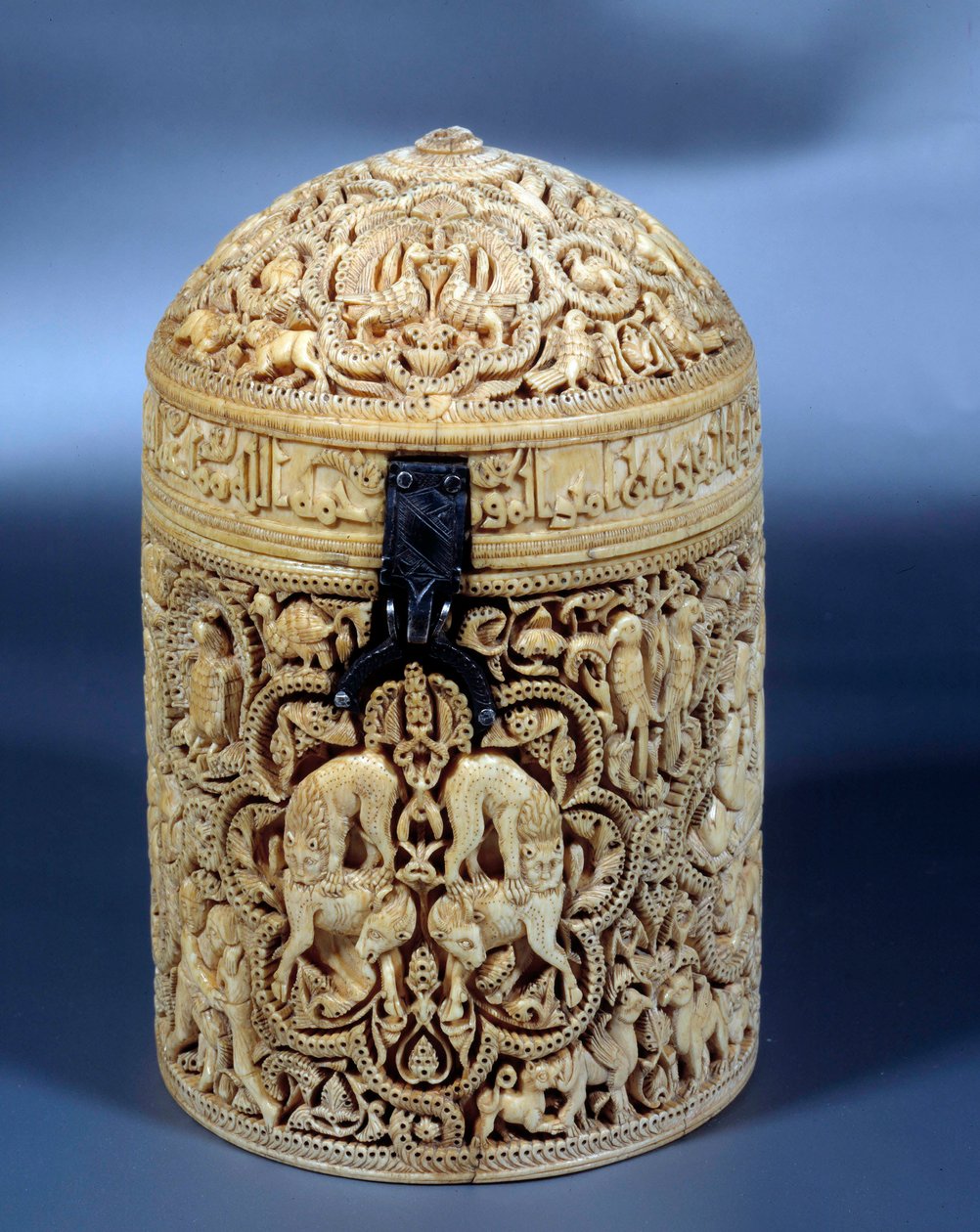 Pyxide (box) of Al-Mughira (Al Mughira or Moughira) in ivory from Cordoba and intended for the Emir, 968. Paris, Louvre Museum 作者 伊斯兰学校