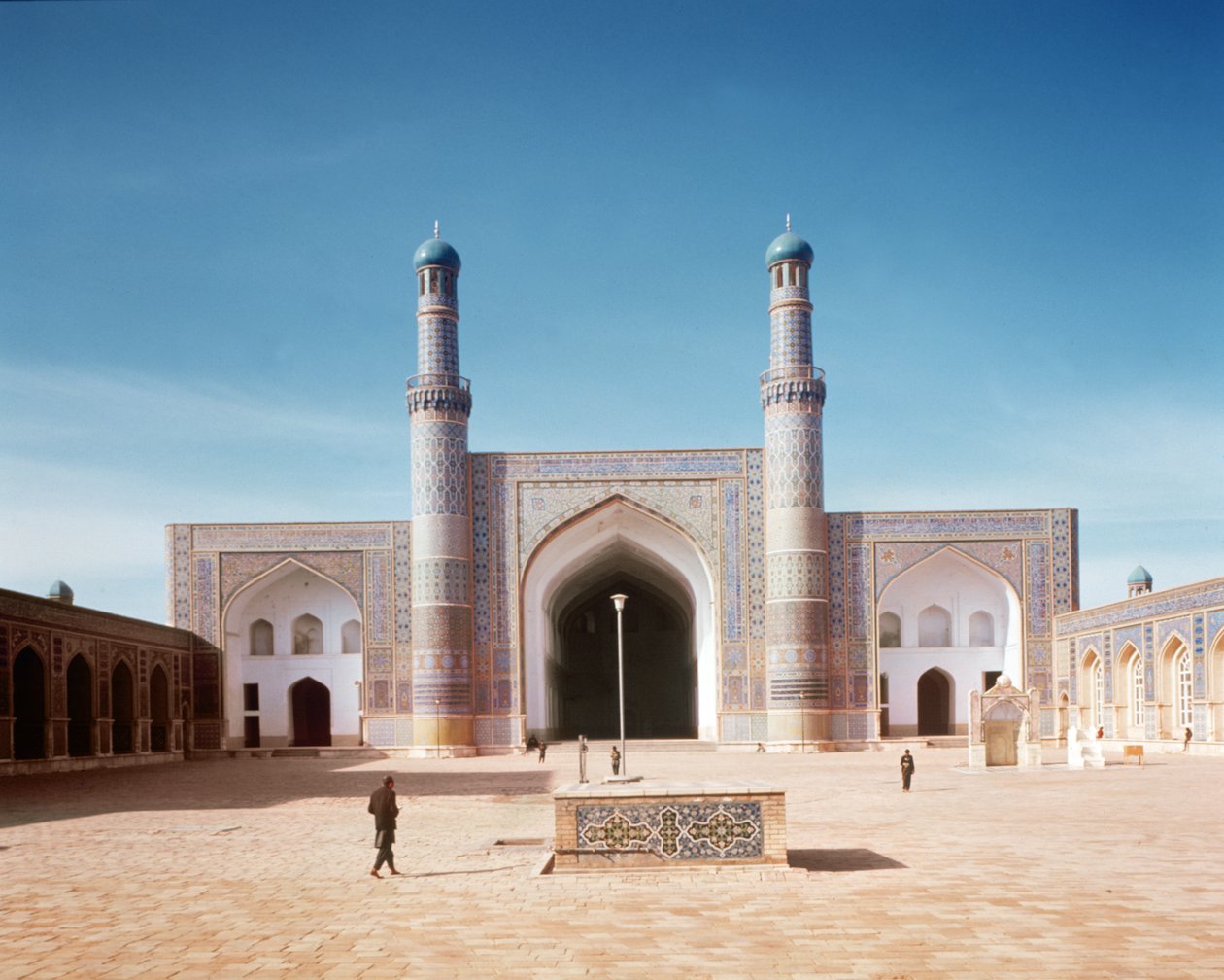 Masjid-i Jami或星期五清真寺的庭院建于1200年，于1498年重建 作者 伊斯兰学校