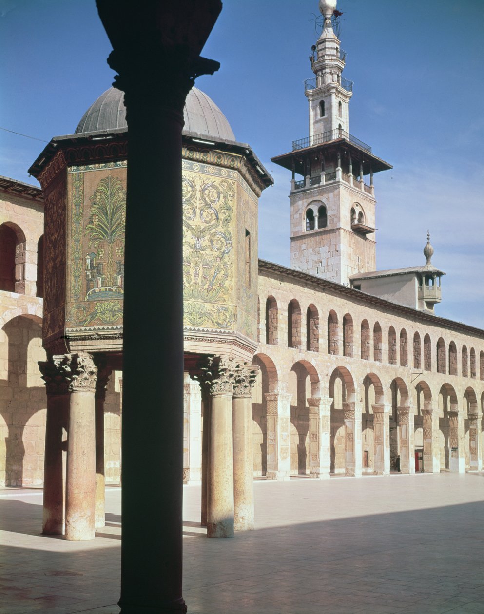 查看财政部（bayt al-mal）和院子里的北部尖塔，建于公元705-715（照片） 作者 伊斯兰学校