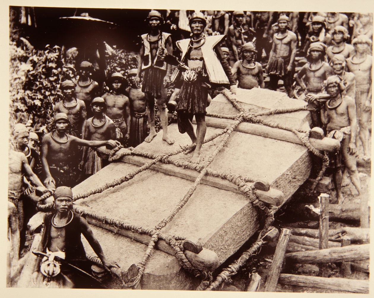 尼亚斯人运送巨石，c.1920 作者 意大利摄影师