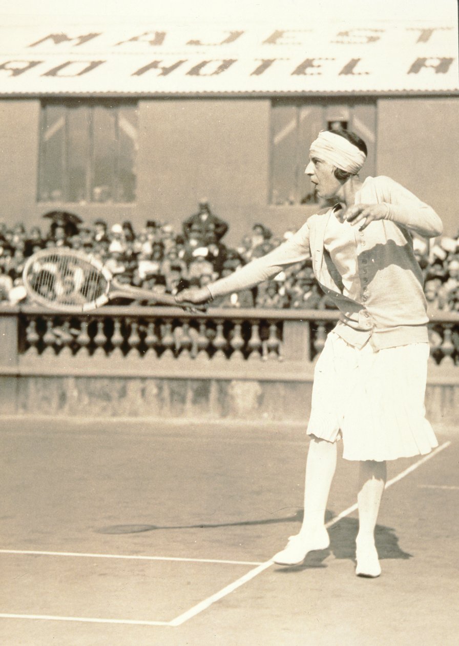 Suzanne Lenglen打网球，c.1926（溴化银明胶印刷） 作者 意大利摄影师