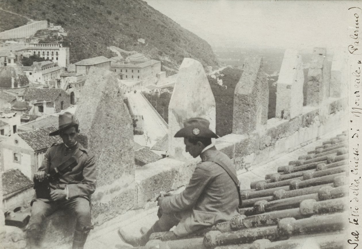 1910年，两名士兵在蒙雷阿莱教堂的屋顶上拍摄 作者 意大利摄影师