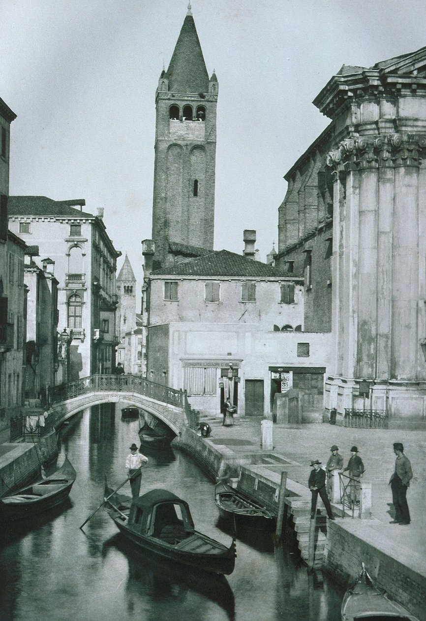Canale San Barnaba的看法与圣Barnaba教会belltower的 作者 意大利摄影师