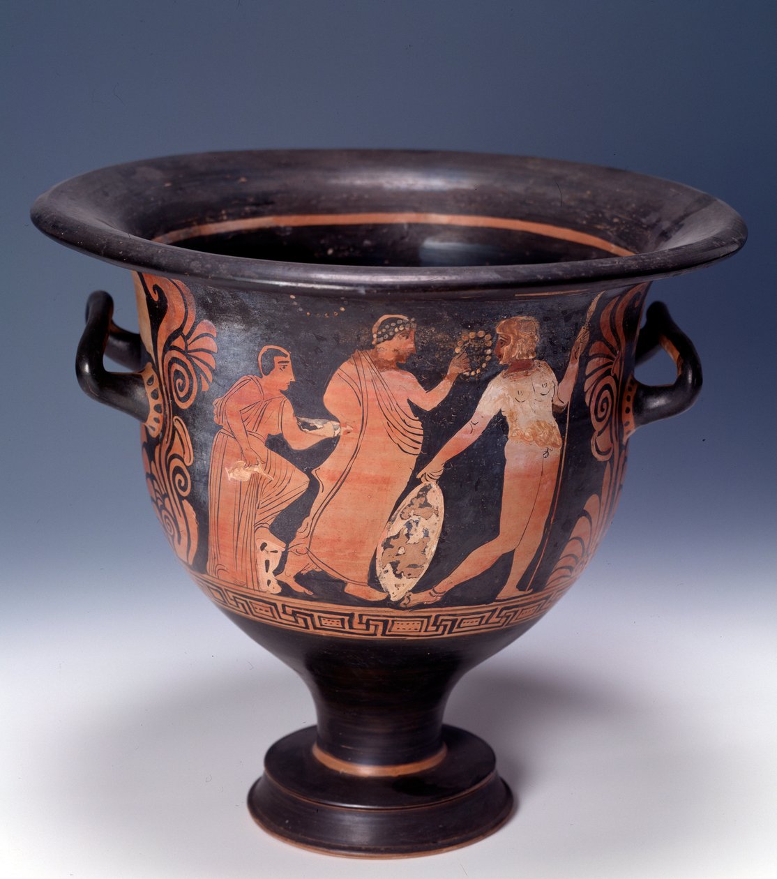 来自 Cumae 的 Krater 代表一个供奉场景（兵马俑，公元前 320-310 年） 作者 意大利半岛