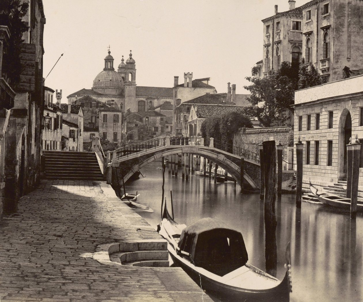 在威尼斯的Rio Ognissanti的桥梁，c.1875 作者 意大利摄影师
