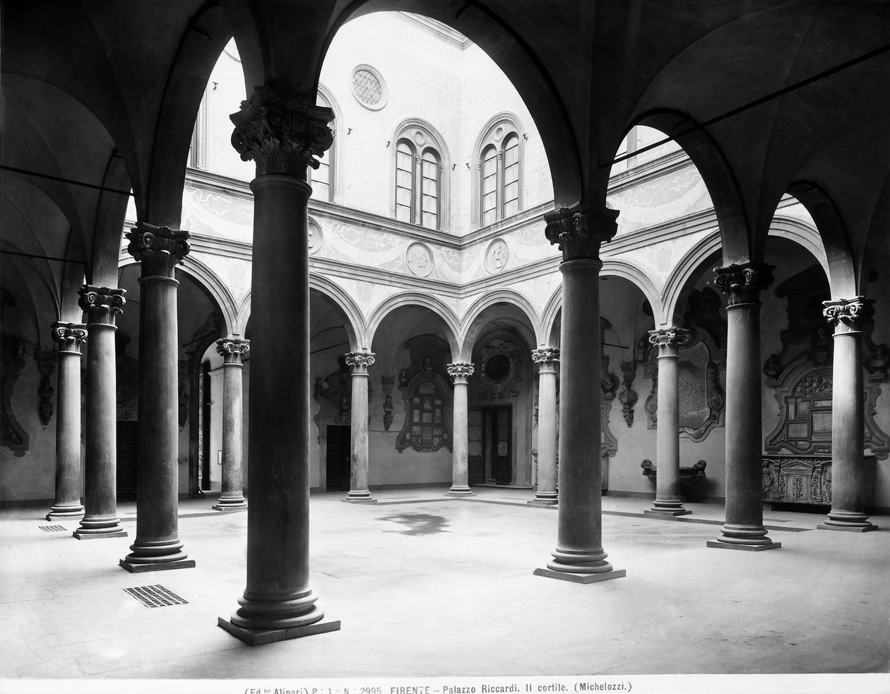Palazzo Medici Riccardi 庭院，意大利佛罗伦萨，约 1890 年（黑白照片） 作者 意大利摄影师