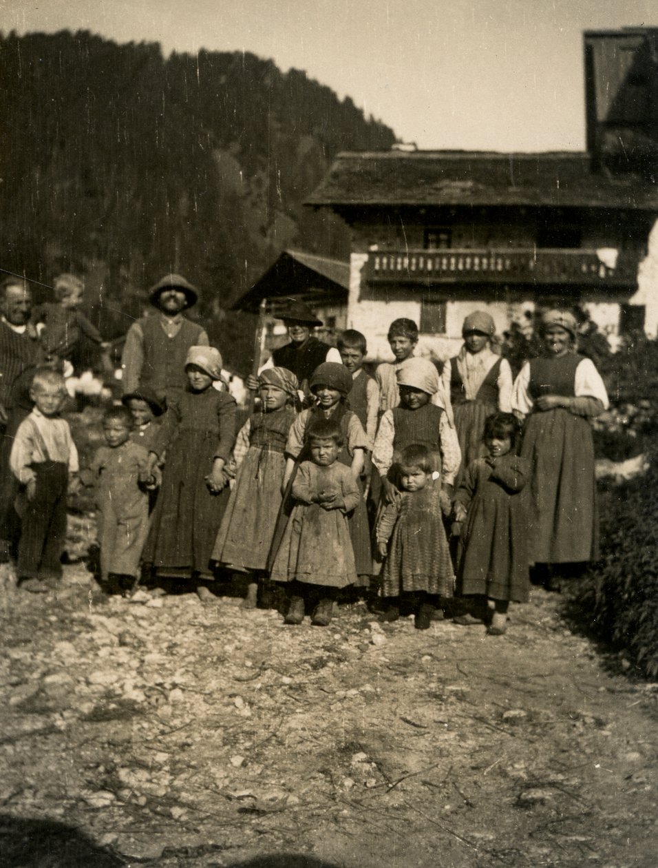 屋前的一家人，意大利奥斯塔山谷，1900-1910 年 作者 意大利摄影师