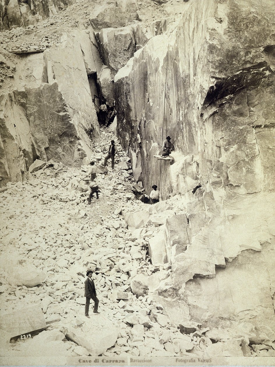 小组quarriers在其中一个Ravaccione采石场工作，c.1890-1900 作者 意大利摄影师