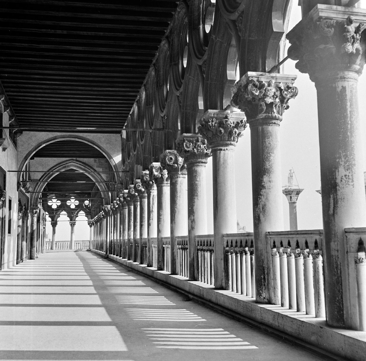Loggia of the Palazzo Ducale, Venice, c.1960 (b/w photo) 作者 意大利摄影师