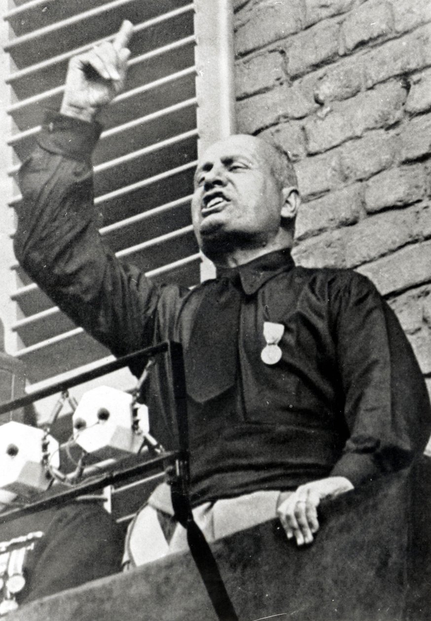 Mussolini in a black shirt 作者 意大利摄影师