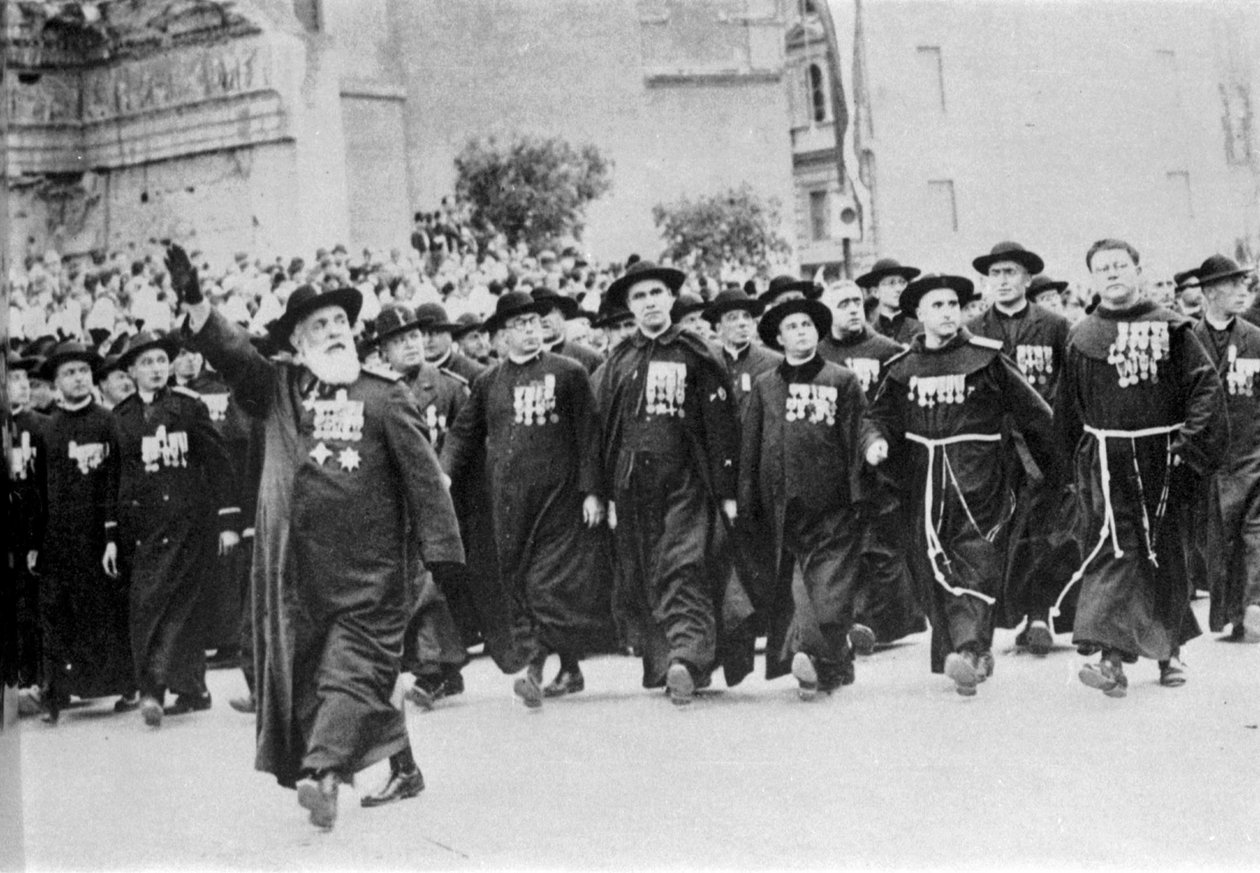 1931 年在罗马举行的游行，之前是教会团体。 作者 意大利摄影师