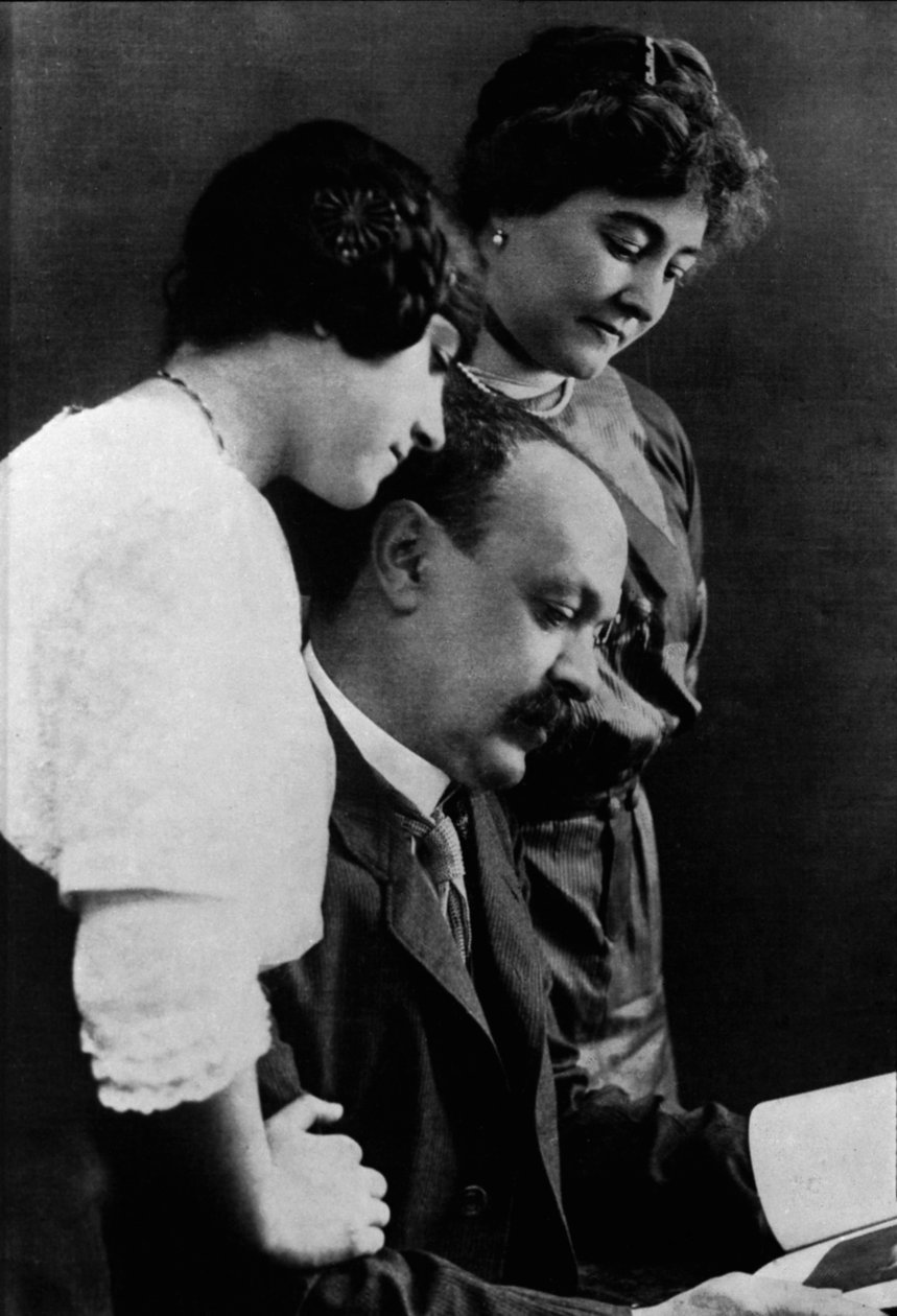 意大利作家伊塔洛·斯维沃 (Italo Svevo)（1861-1928 年）与妻子和女儿的画像。 作者 意大利摄影师