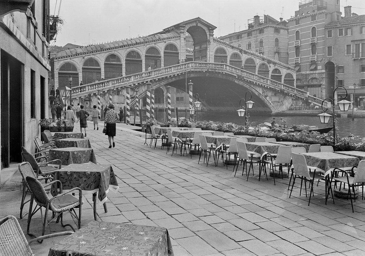 Rialto Bridge, Venice, c.1955 (b/w photo) 作者 意大利摄影师