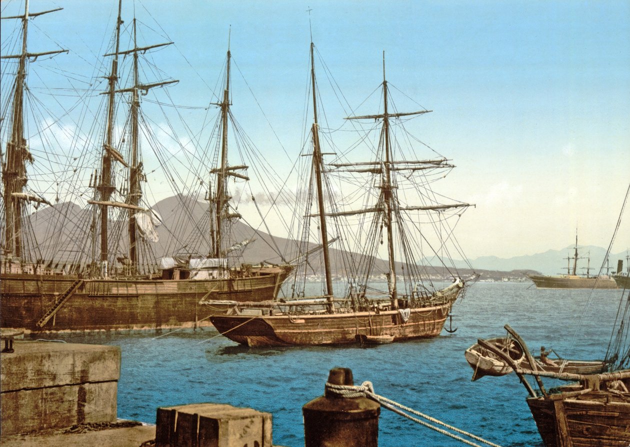 那不勒斯海湾的Schooners与维苏威火山在背景中，客栈。 c.1900 作者 意大利摄影师