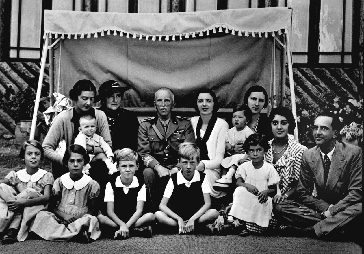 意大利王室。 在中心维克多·伊曼纽尔三世 (Vittorio Emanuele)。 坐着的孩子中，左起第三位是维克多-伊曼纽尔王子（Victor-Emmanuel）（Vittorio Emanuele），最后一位是他的父亲亨伯特二世（Umberto II）。 19 作者 意大利摄影师
