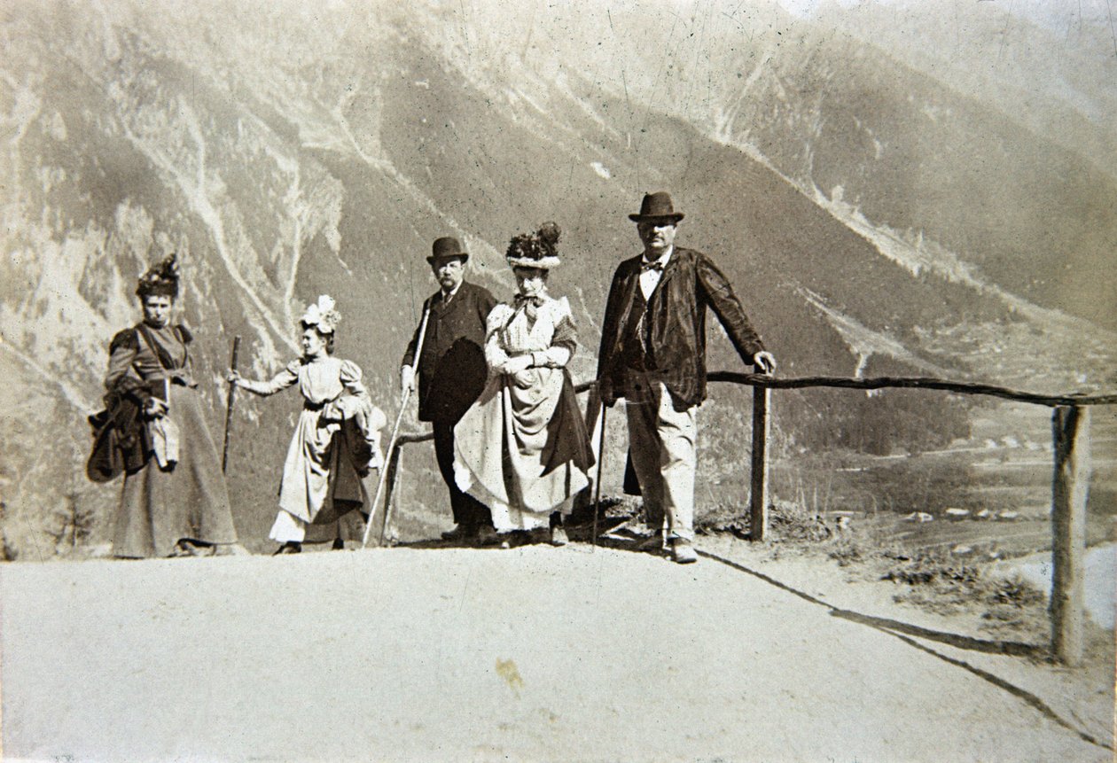 意大利山区的游客，约1895年（棕褐色照片）。 作者 意大利摄影师